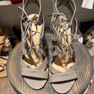 Chic Women's Gray Sandals